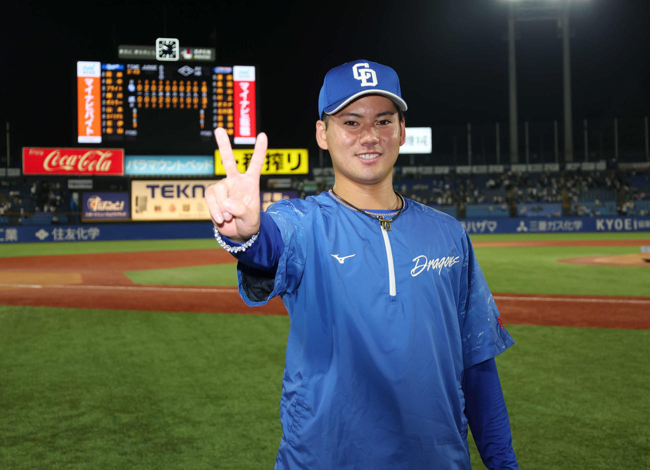 ヤクルト対中日　勝利し、2勝目の「2」ポーズをする中日金丸（撮影・増田悦実）