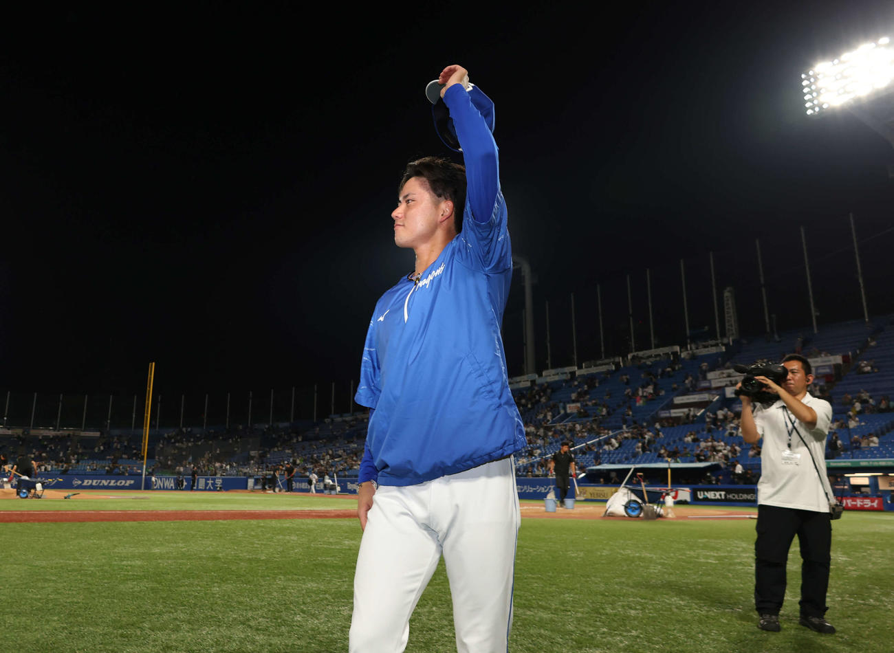 ヤクルト対中日　勝利し、ファンに手を振る中日金丸（撮影・増田悦実）