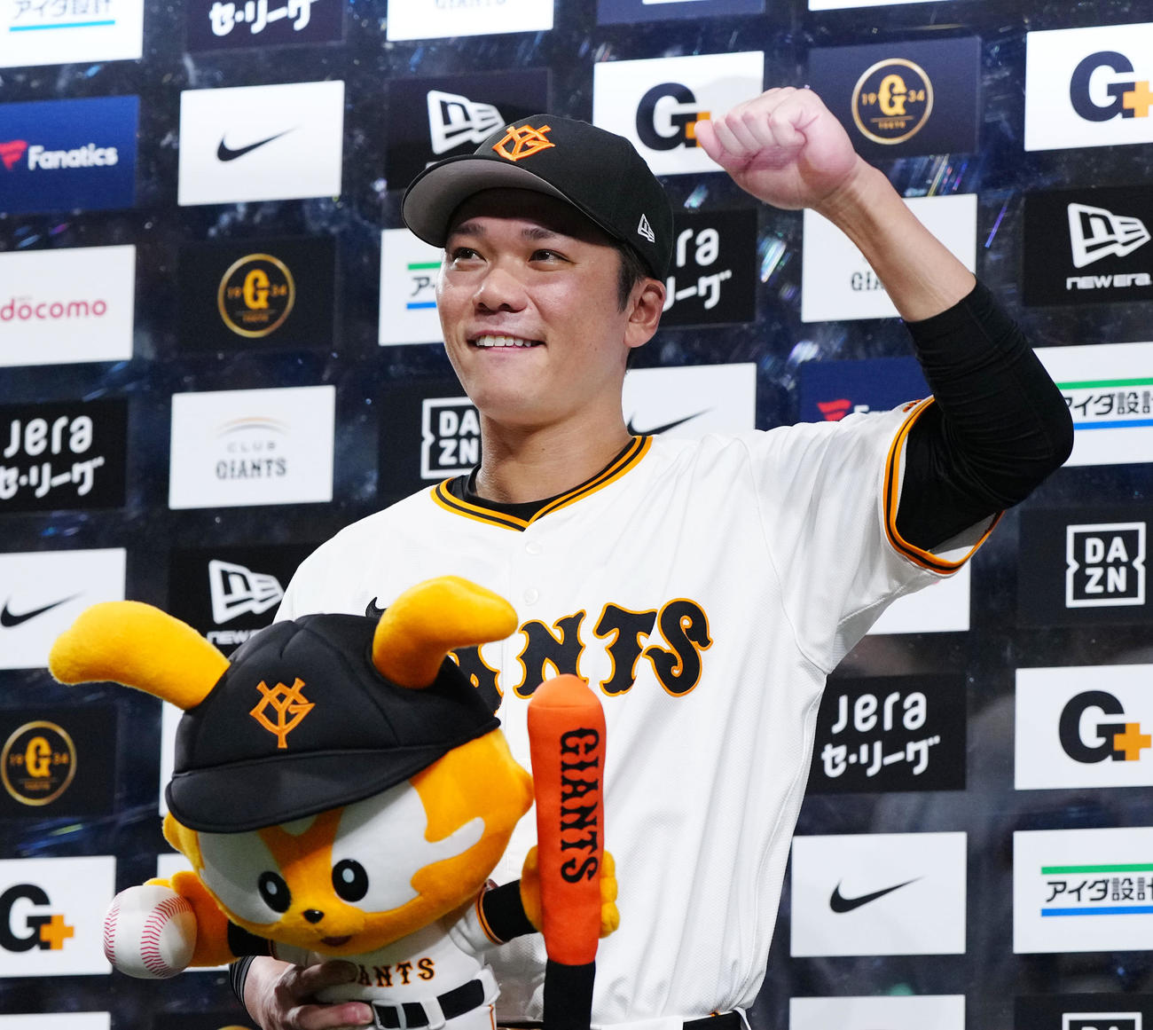 巨人対広島　試合後、お立ち台でガッツポーズを見せる巨人坂本（撮影・江口和貴）