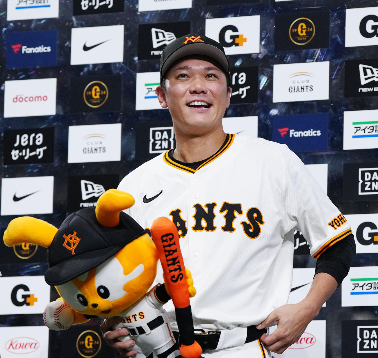 巨人対広島　試合後、お立ち台で笑顔を見せる巨人坂本（撮影・江口和貴）