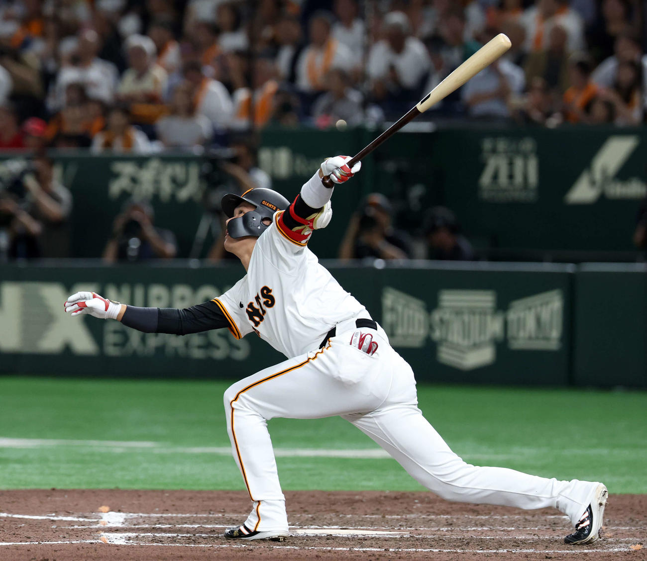 巨人対広島　8回裏巨人1死満塁、坂本は勝ち越し犠飛を放つ（撮影・浅見桂子）
