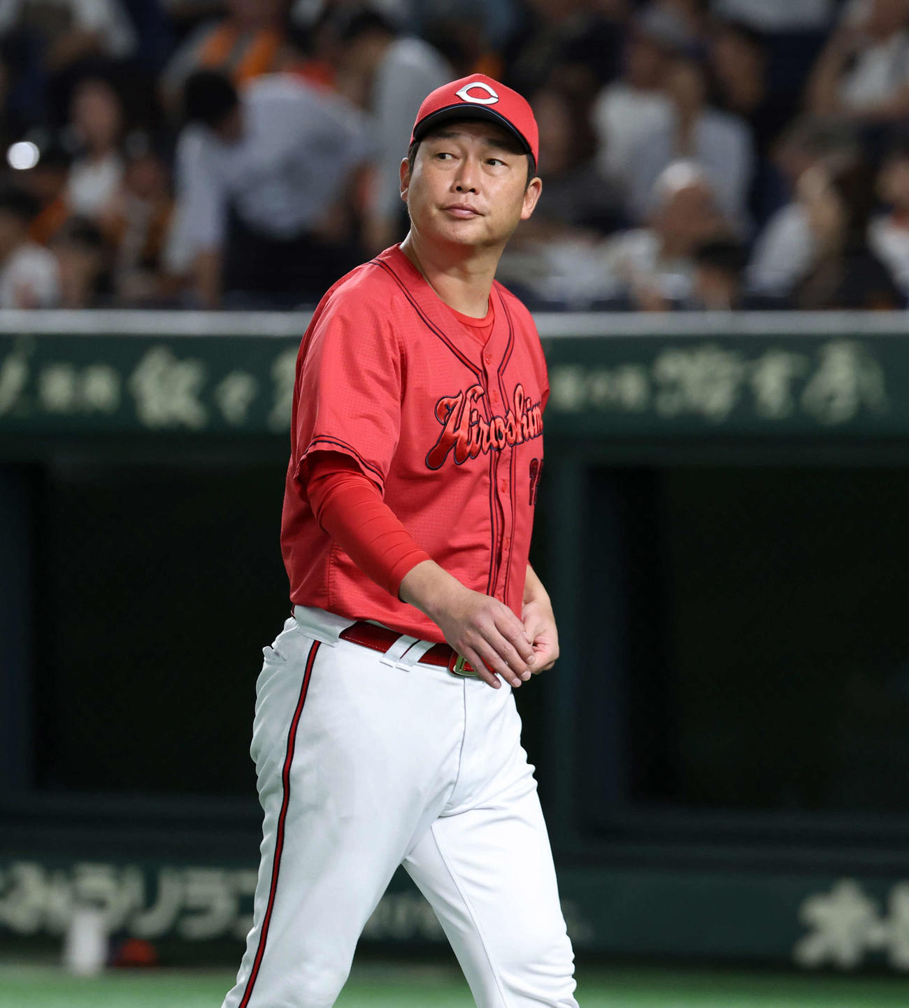 巨人対広島　8回裏巨人の攻撃前、投手交代を告げ引き揚げる新井監督（撮影・浅見桂子）