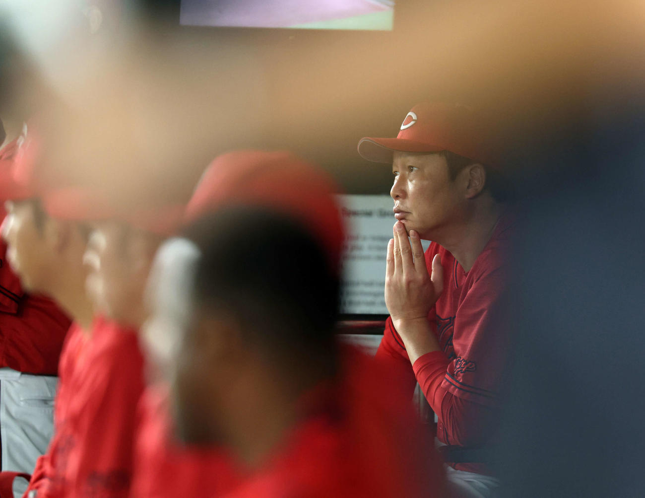巨人対広島　厳しい表情で試合を見つめる広島新井監督（撮影・浅見桂子）