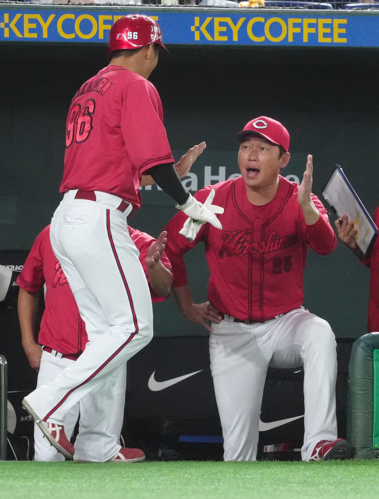 巨人対広島　1回表広島無死一、二塁、小園の先制適時打で生還した中村奨（左）とタッチを交わす新井監督（撮影・江口和貴）