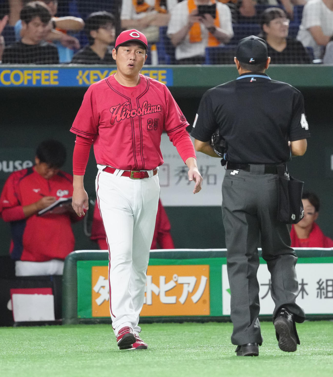 巨人対広島　8回裏開始前、選手交代を告げに向かう広島新井監督（左）（撮影・江口和貴）
