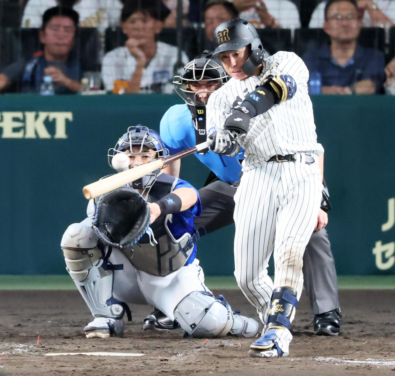 阪神対DeNA 5回裏阪神1死、梅野は左前を放つ（撮影・加藤哉）