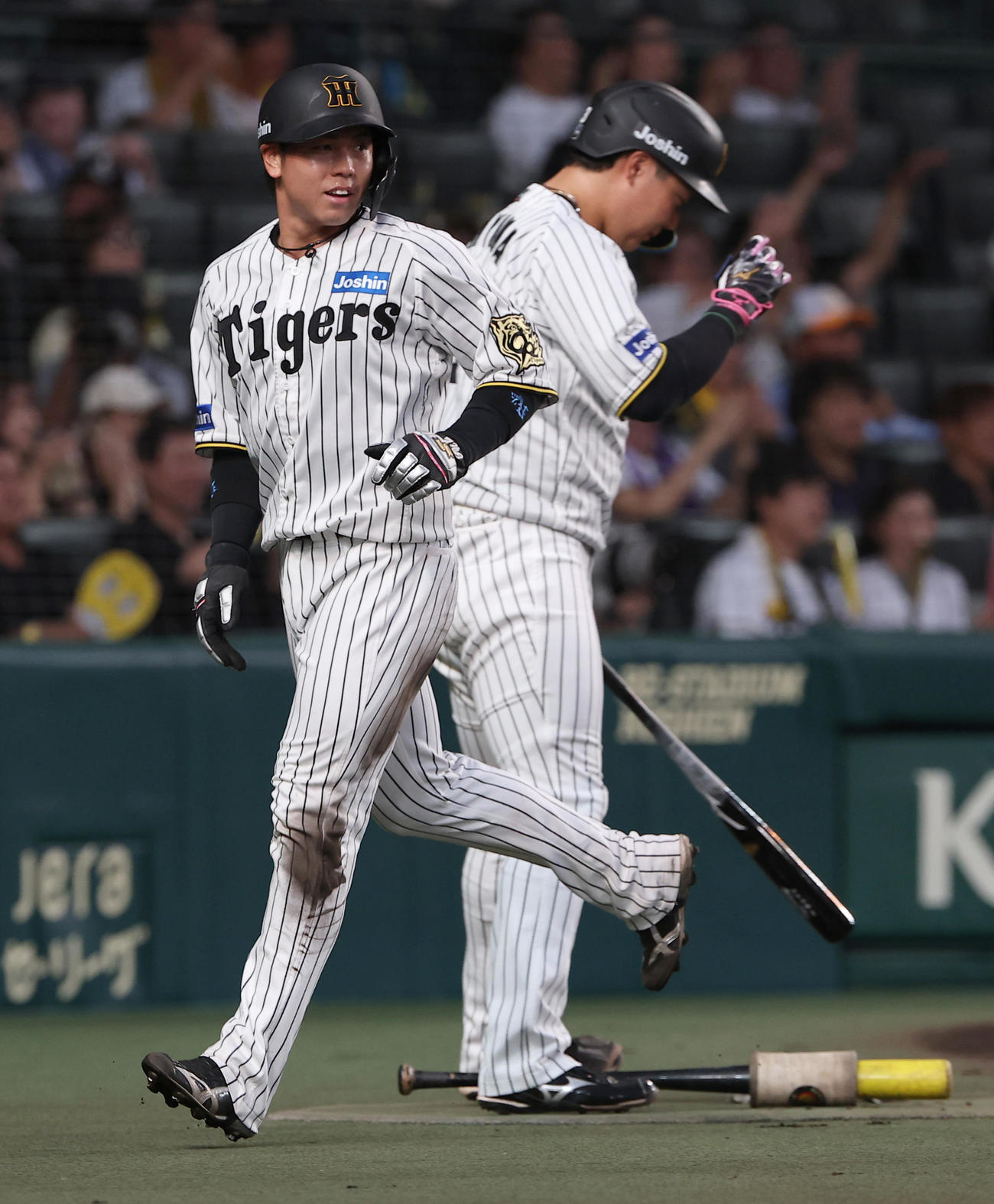 阪神対DeNA 1回裏阪神2死二塁、梅野（左）は佐藤輝の先制適時二塁打で生還する（撮影・上田博志）