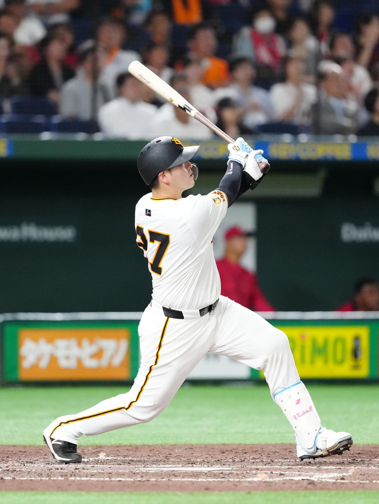 巨人対広島　4回裏巨人2死一塁、2点本塁打を放つ岸田（撮影・江口和貴）