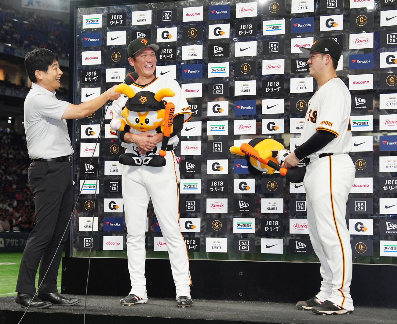 巨人対広島　試合後、お立ち台で笑顔を見せる巨人坂本（中央）。右は岸田（撮影・江口和貴）