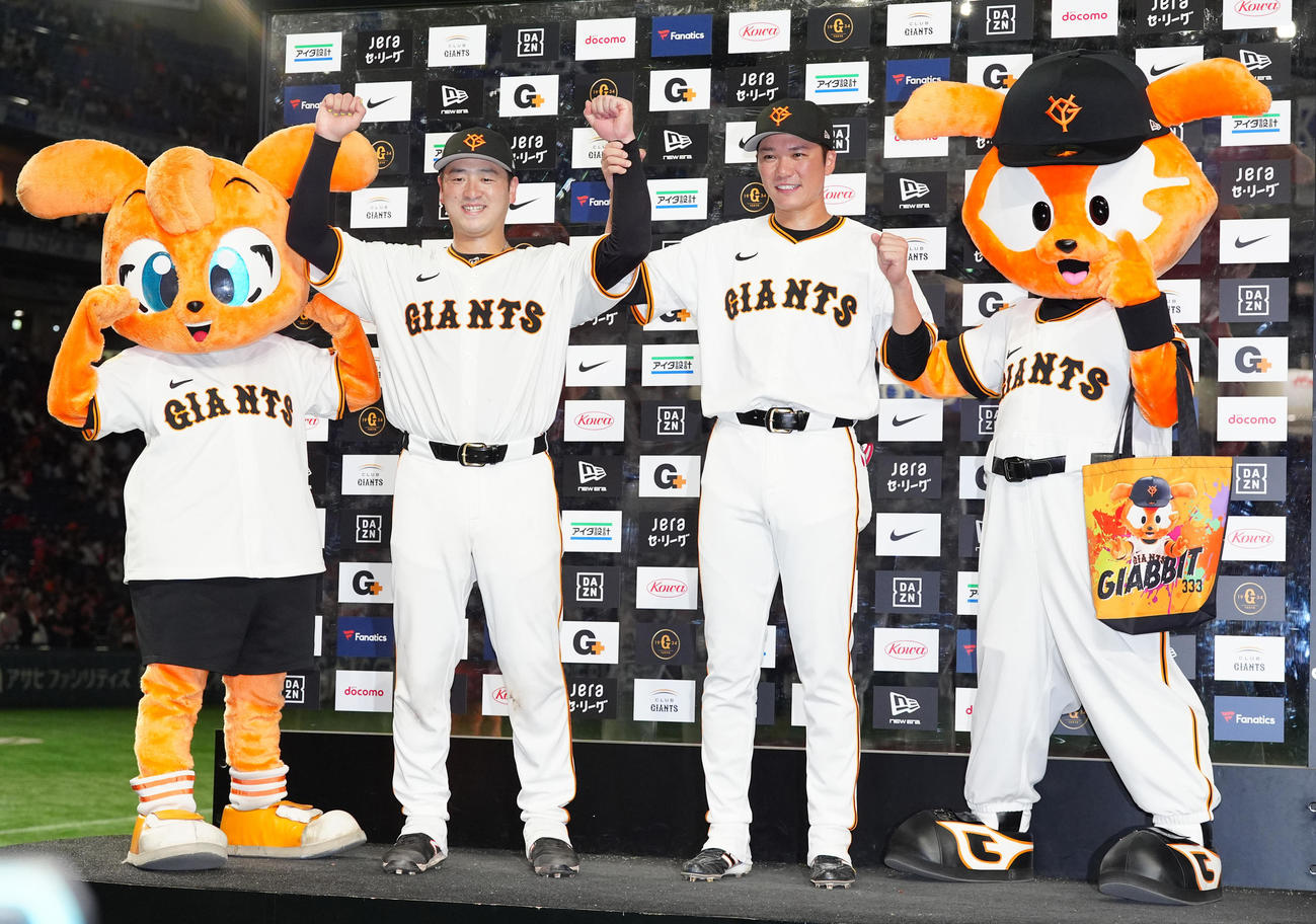 巨人対広島　試合後、お立ち台で写真に納まる巨人坂本（中央右）と岸田（同左）（撮影・江口和貴）