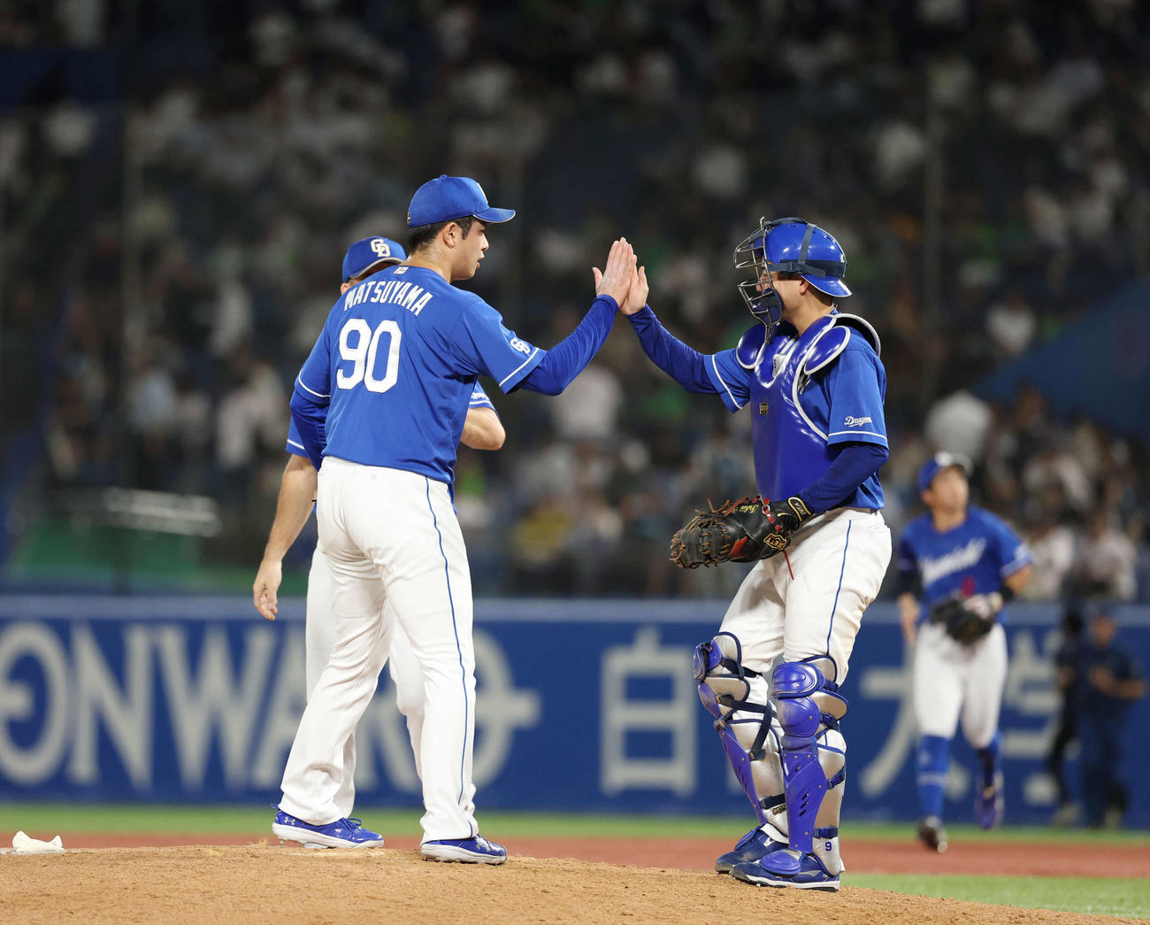 ヤクルト対中日　勝利し、タッチを交わす松山（左）と石伊（撮影・増田悦実）