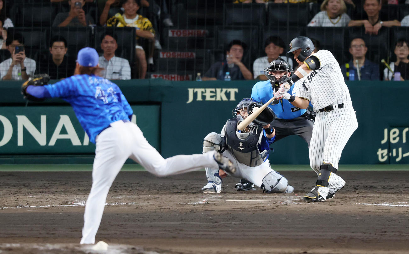 阪神対DeNA 9回裏阪神無死、代打原口は見逃し三振に倒れる。投手佐々木（撮影・加藤哉）