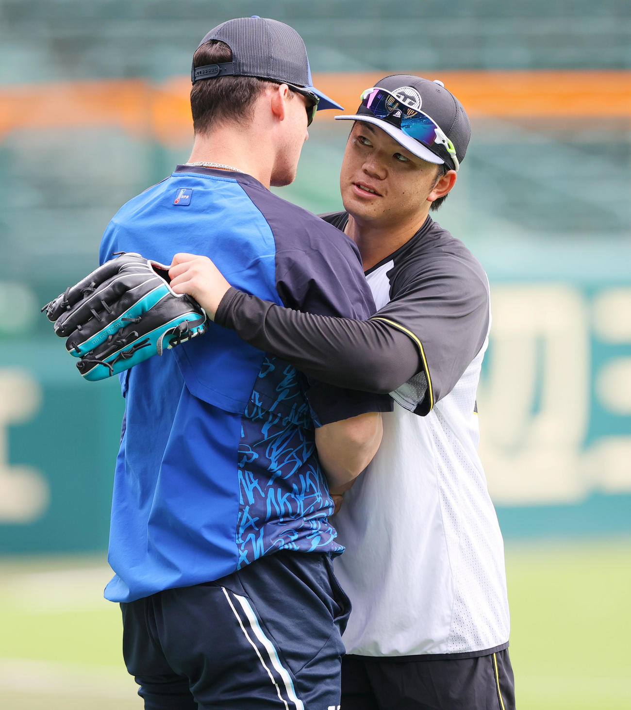阪神対DeNA 1軍に合流した阪神楠本（右）はDeNAオースティンとハグする（撮影・上山淳一）