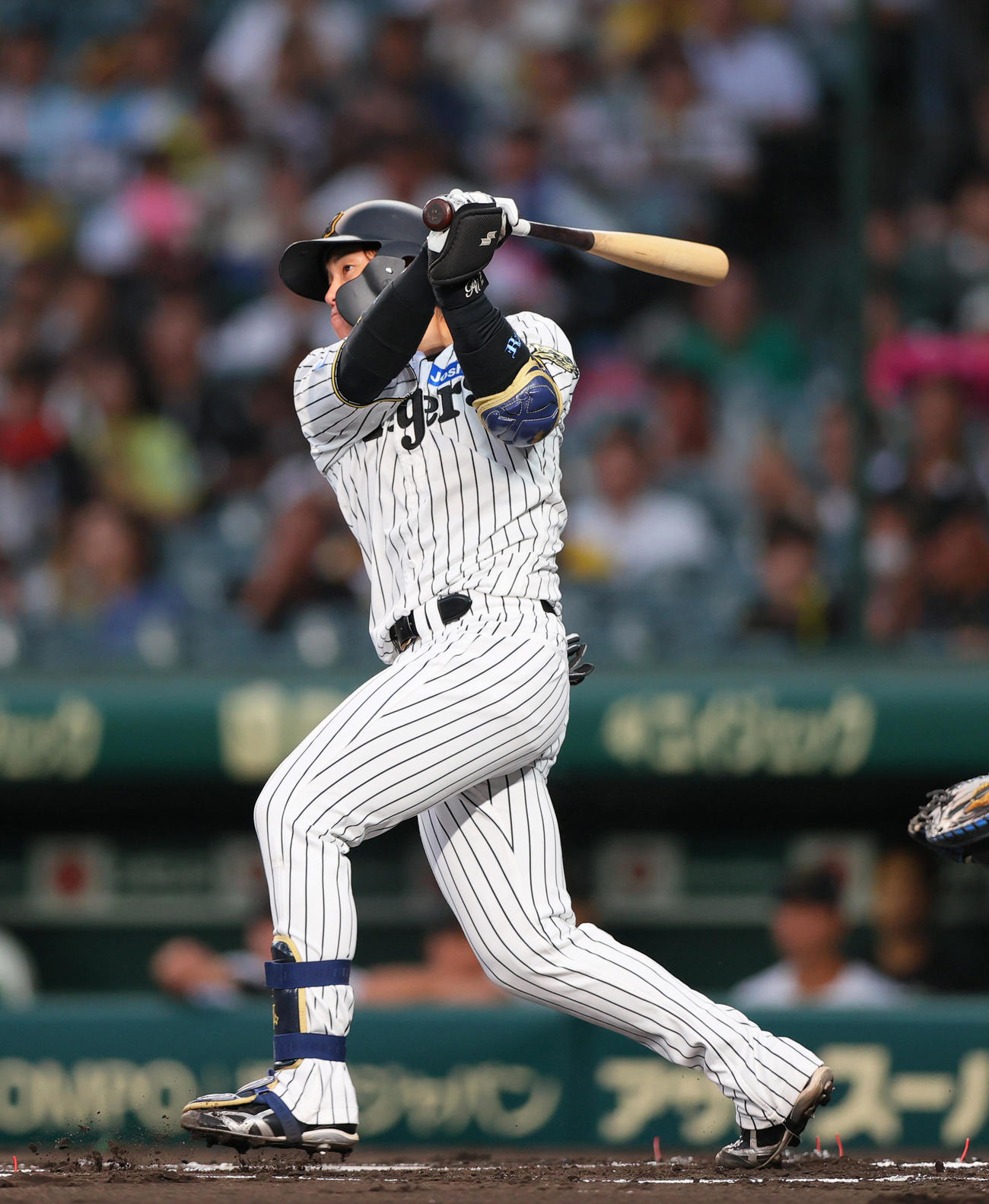 阪神対DeNA 1回裏阪神1死、二塁打を放つ梅野（撮影・上山淳一）