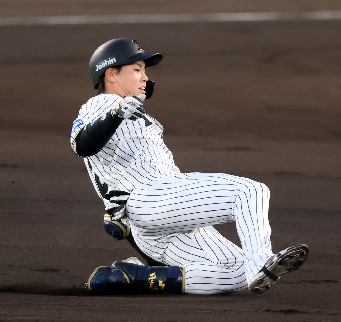 阪神対DeNA 1回裏阪神1死、梅野は左越え二塁打を放つ（撮影・加藤哉）