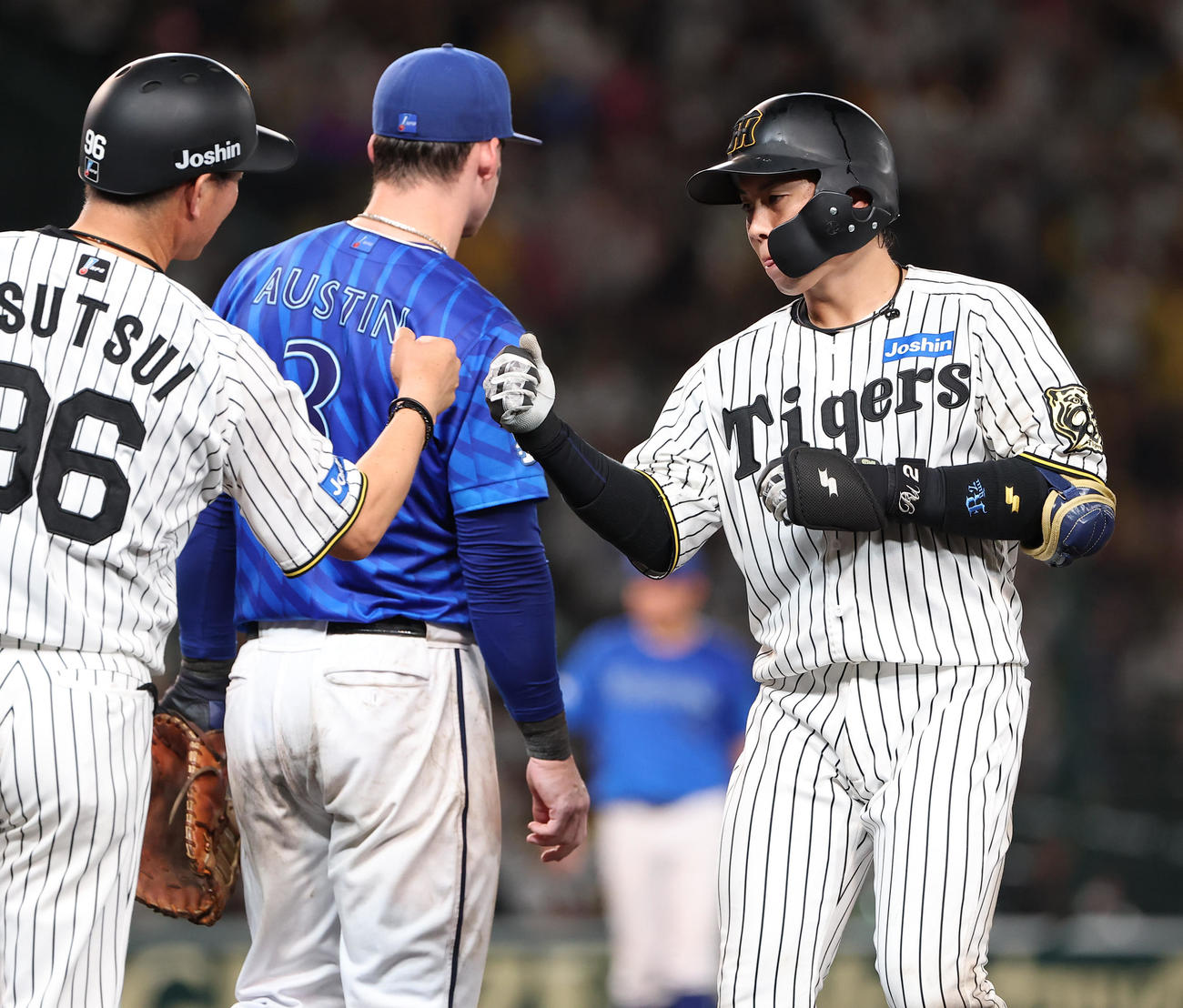 阪神対DeNA 5回裏阪神1死、梅野は左前打を放つ（撮影・上田博志）