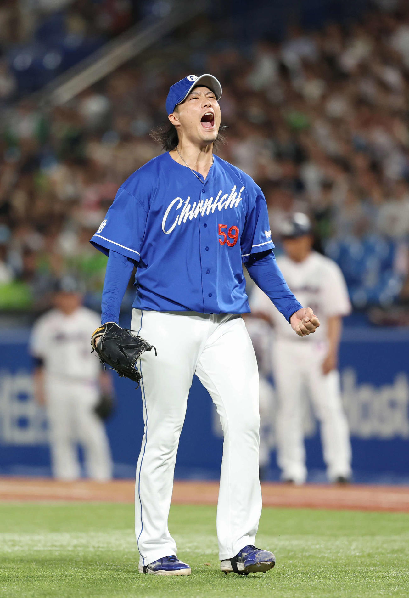 ヤクルト対中日　ダブルプレーでピンチをしのぎ、声を上げる中日斎藤（撮影・増田悦実）