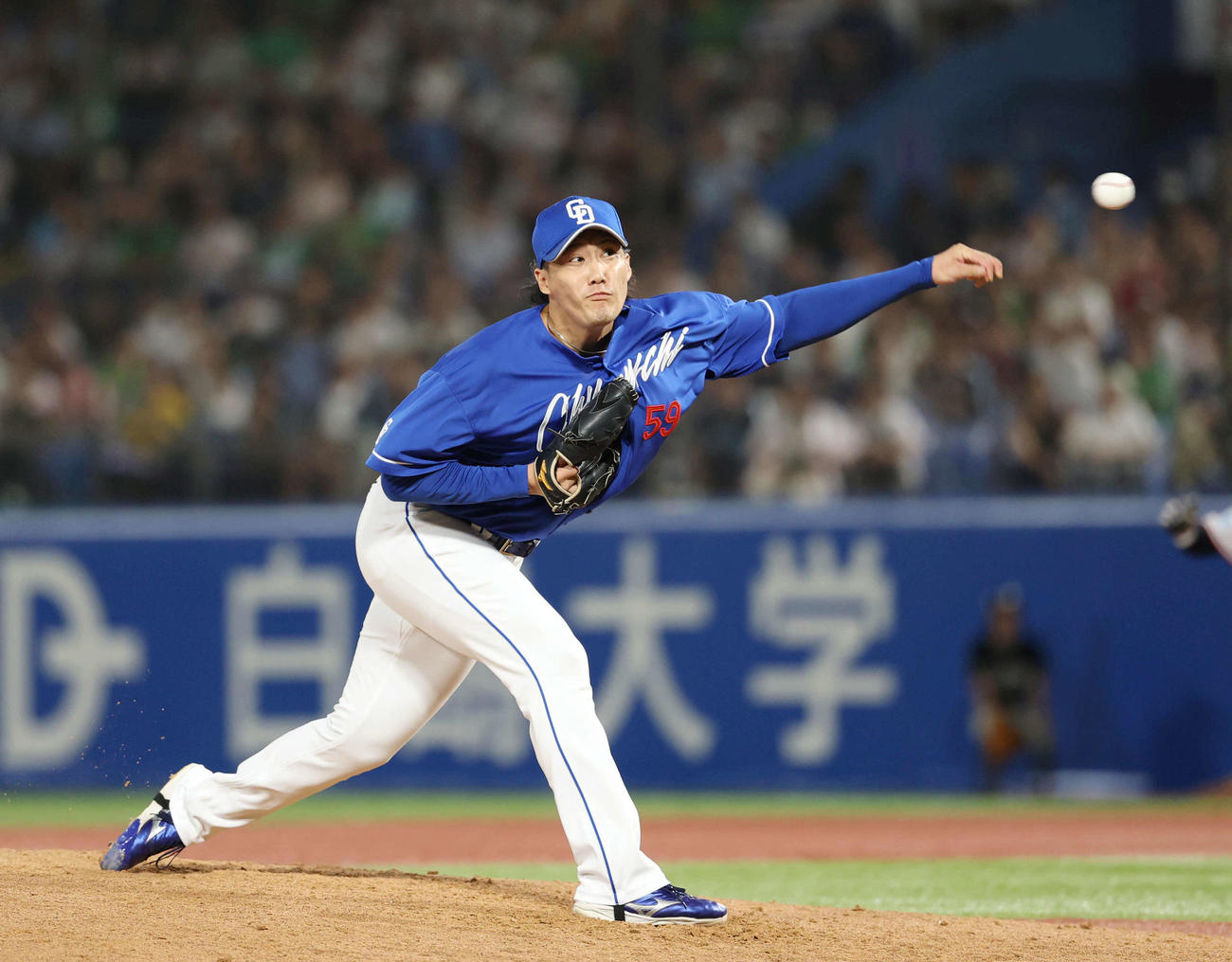 ヤクルト対中日　途中交代し力投する中日斎藤（撮影・増田悦実）