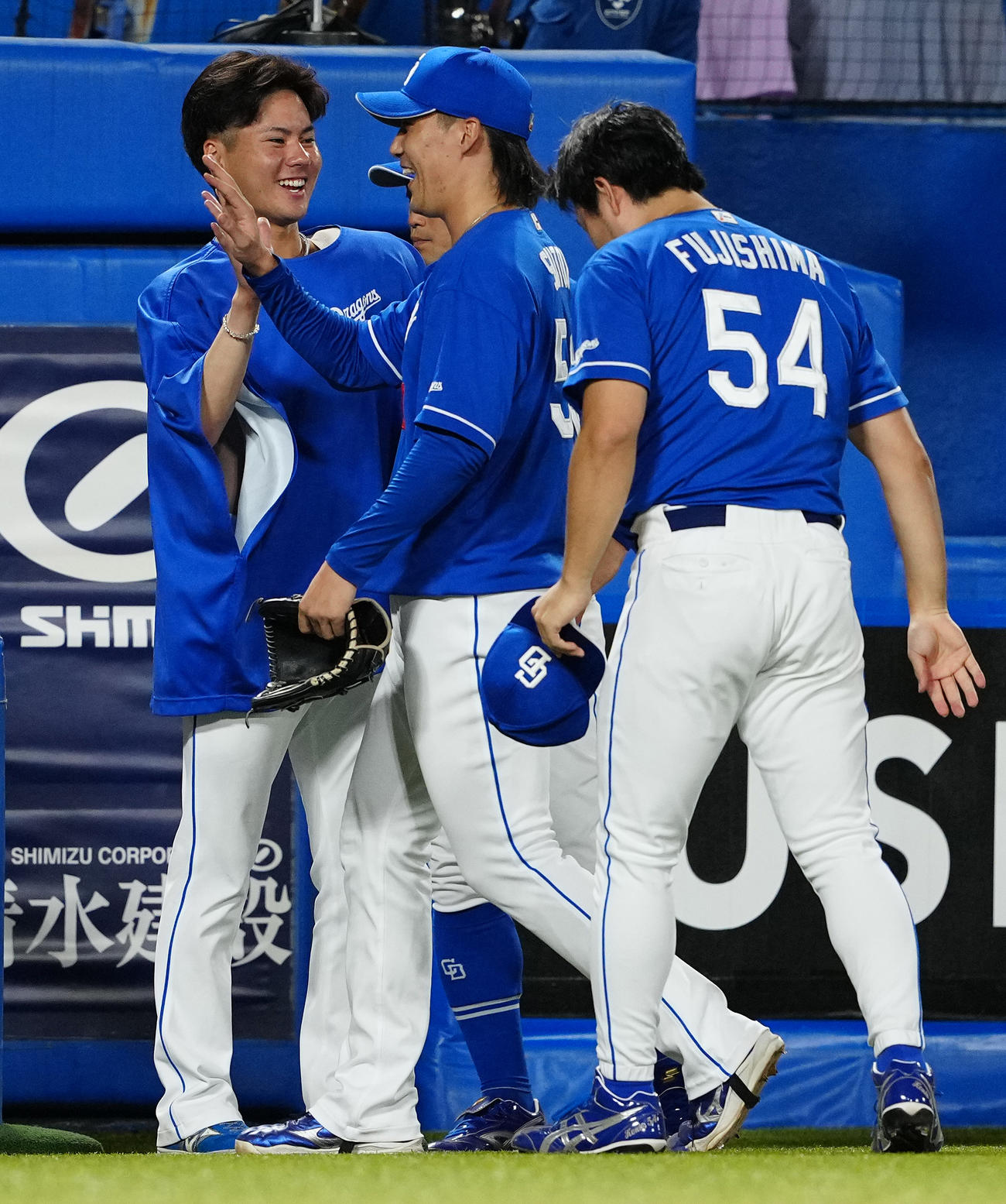 ヤクルト対中日　7回裏のピンチをしのぎベンチへ戻る斎藤（中央）を笑顔で迎える中日金丸（左）（撮影・鈴木みどり）