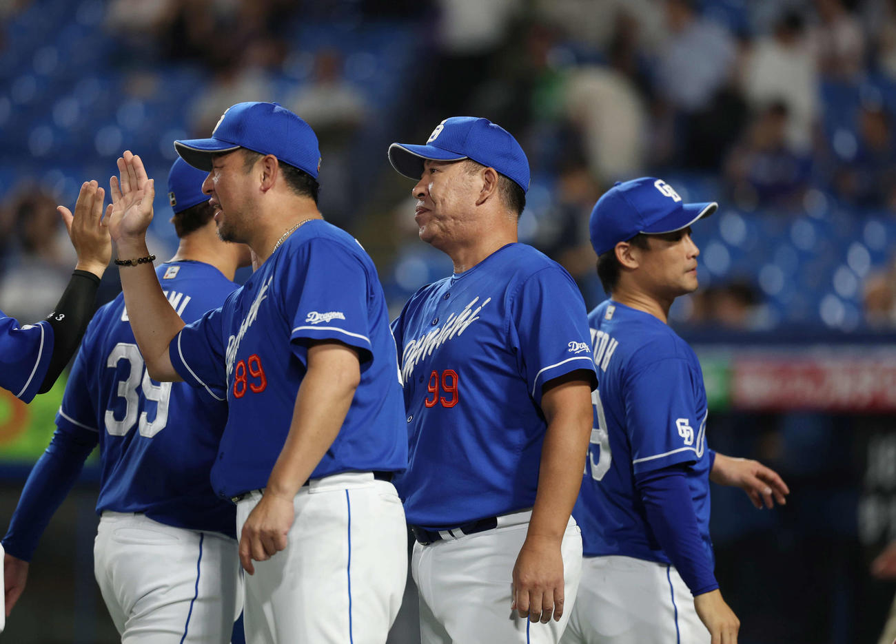 ヤクルト対中日　勝利し、ナインとタッチを交わす井上監督（手前右）（撮影・増田悦実）