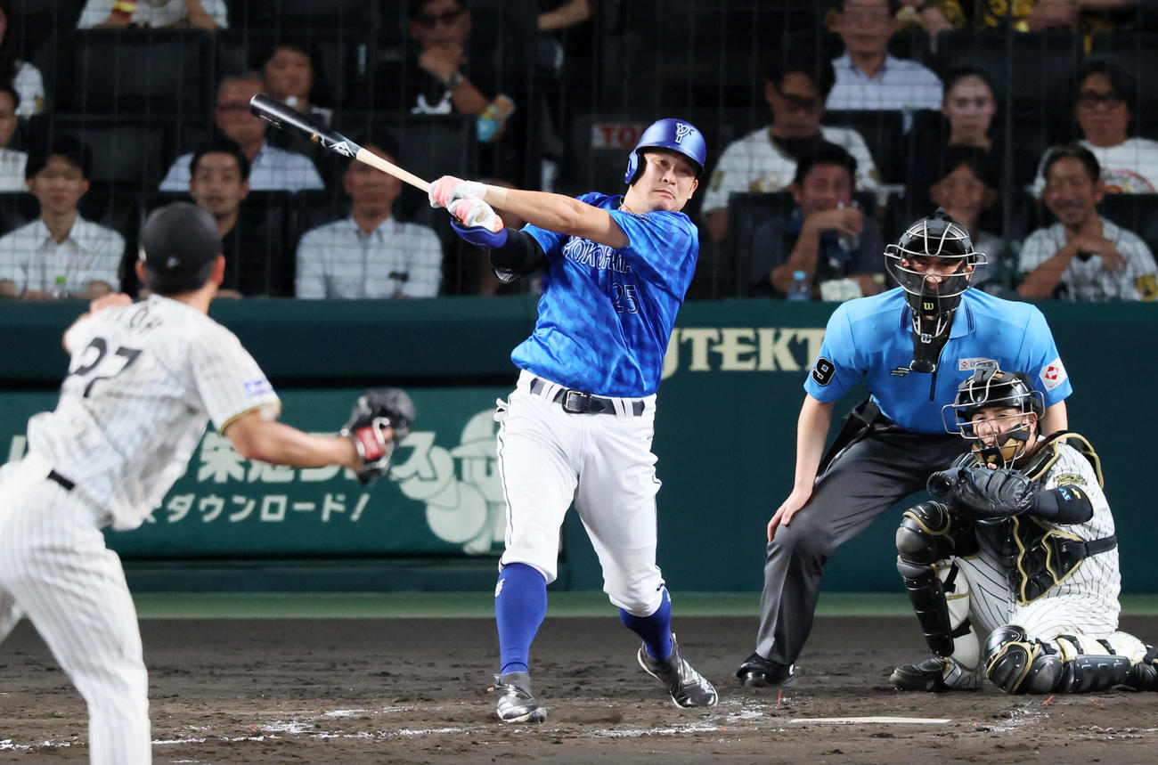 阪神対DeNA 4回表DeNA無死一、二塁、筒香は左越え3点本塁打を放つ。徒手伊藤将（撮影・加藤哉）