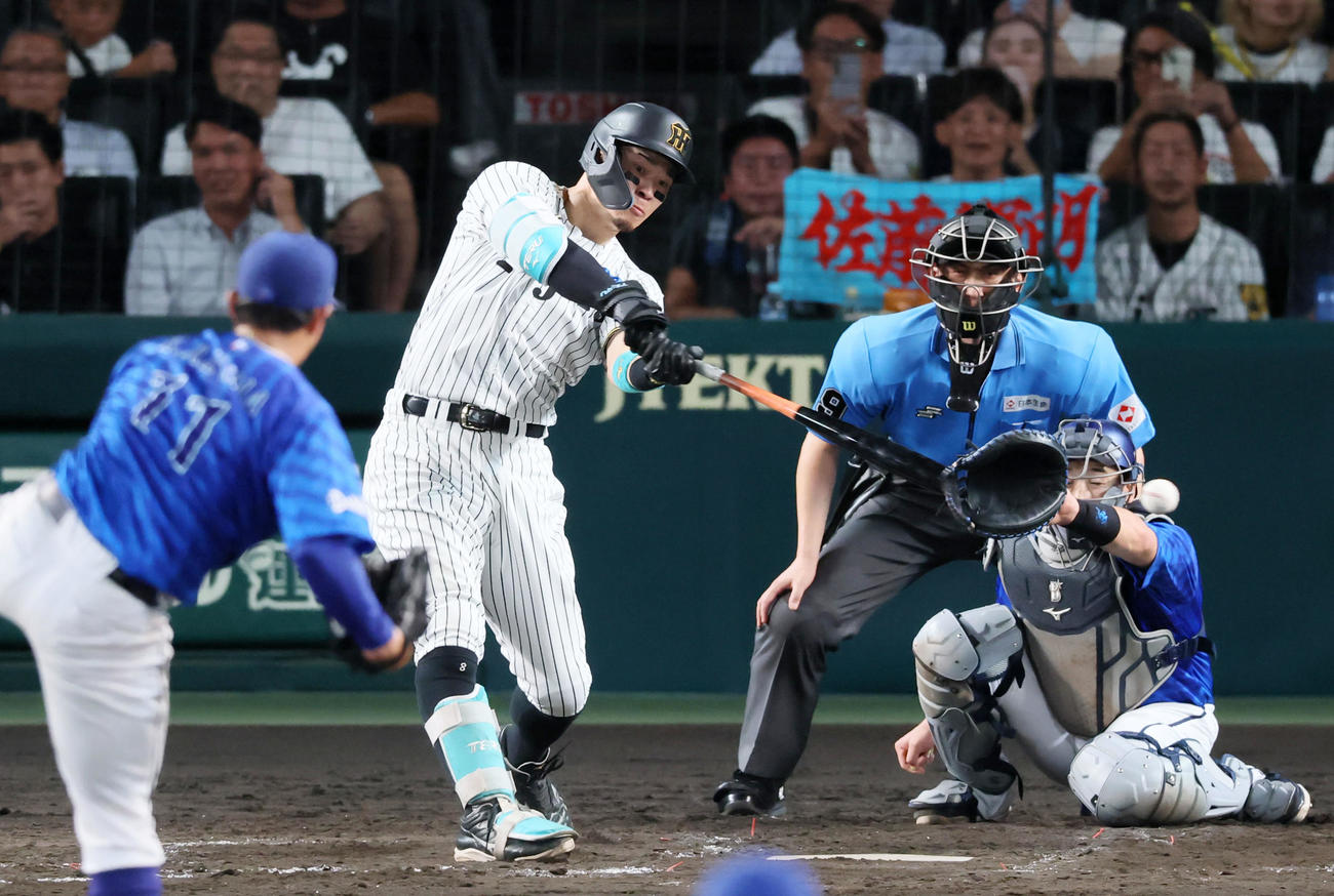 阪神対DeNA 5回裏阪神2死一塁、佐藤輝は左前打を放つ。投手東（撮影・加藤哉）