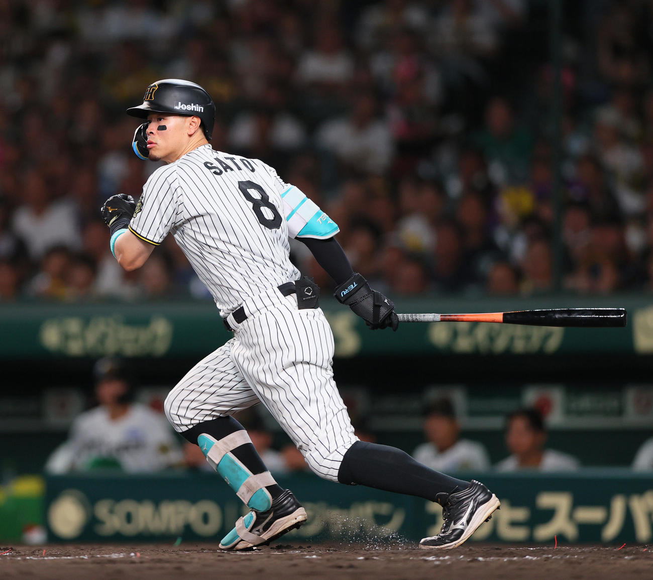 阪神対DeNA 5回裏阪神2死一塁、左前打を放つ佐藤輝（撮影・上山淳一）