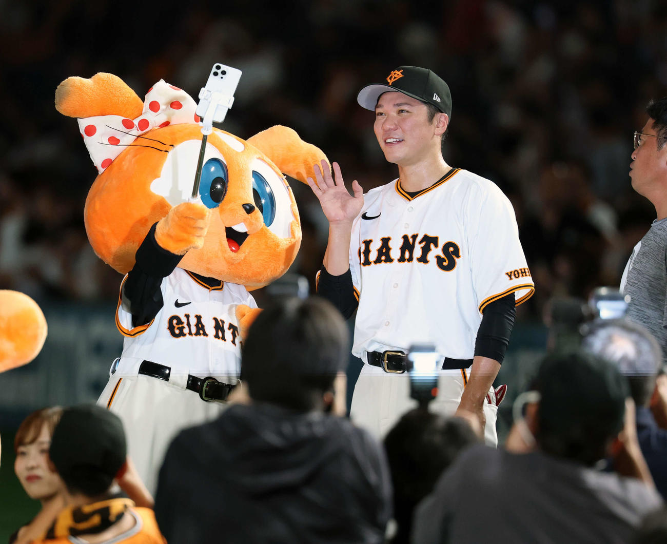 巨人対広島　ヒーローインタビューで、シスタージャビットと笑顔でスマホ撮影する巨人坂本（撮影・浅見桂子）