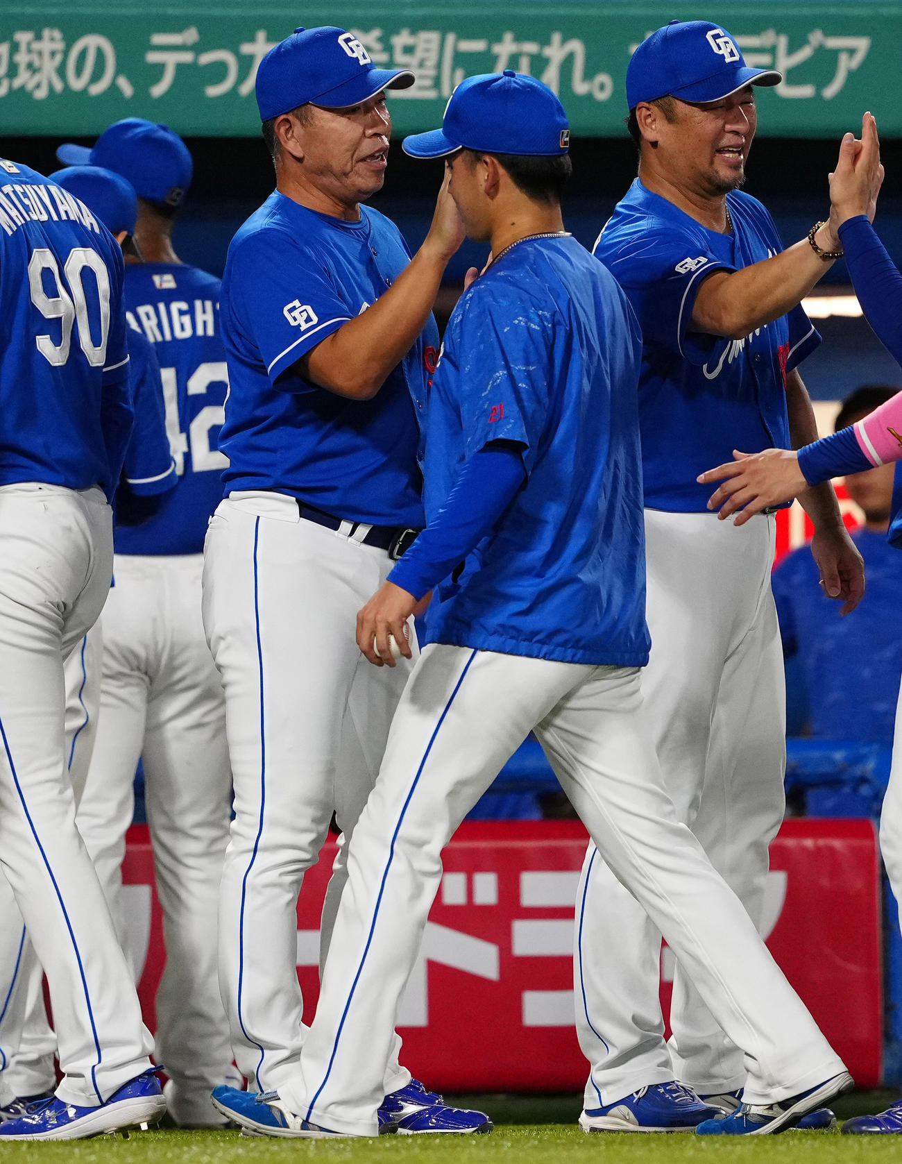 ヤクルト対中日　ヤクルトに勝利し、金丸（中央）を迎える中日井上監督（撮影・鈴木みどり）