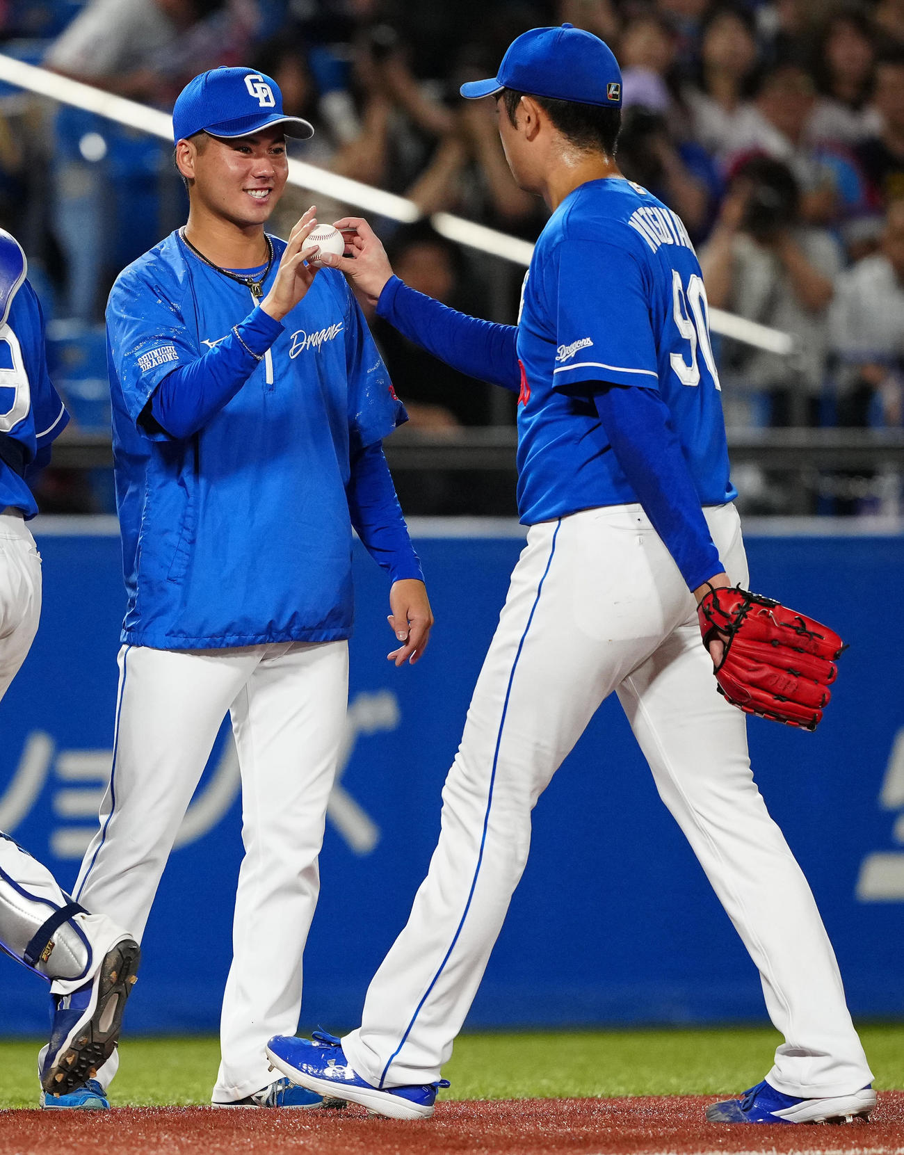 ヤクルト対中日　ヤクルトに勝利し、松山（右）からウイニングボールを受け取る中日金丸（撮影・鈴木みどり）