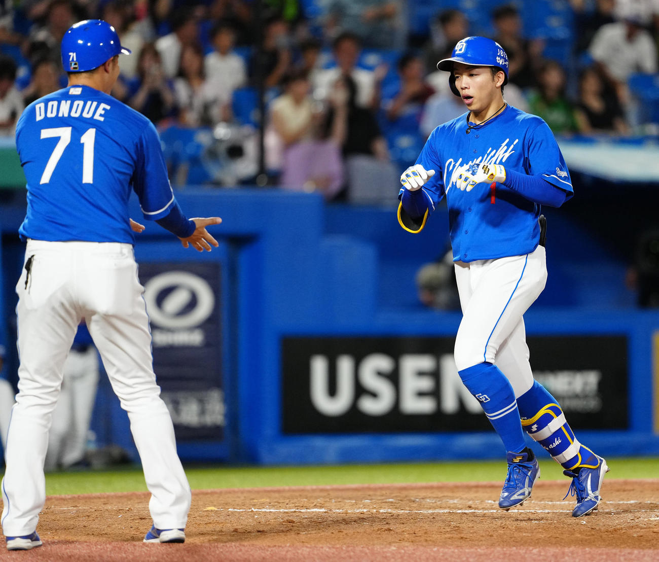 ヤクルト対中日　2回表中日2死二塁、先制の右越え2点本塁打を放ち生還する岡林（撮影・鈴木みどり）