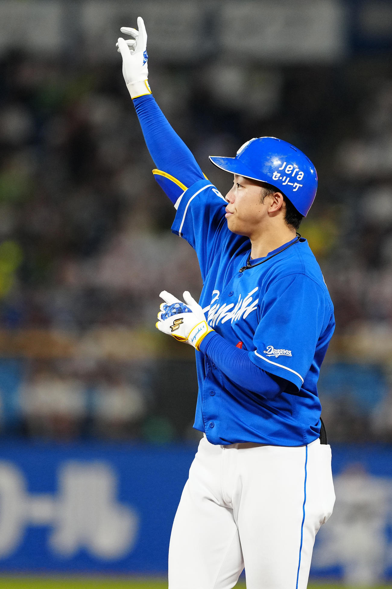 ヤクルト対中日　4回表中日2死二、三塁、中2点適時打を放ち、右手を挙げる岡林（撮影・鈴木みどり）