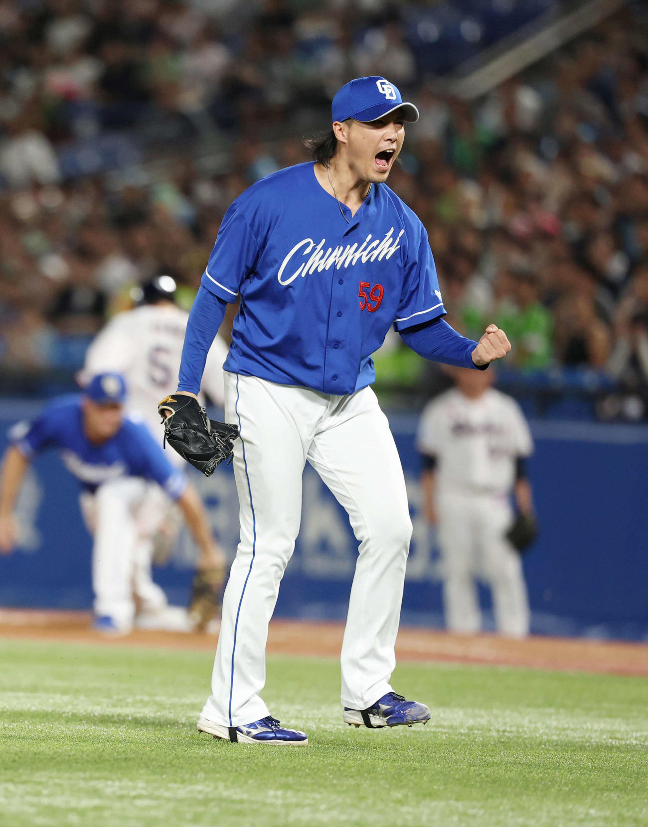 ヤクルト対中日　ダブルプレーでピンチをしのぎガッツポーズをする中日斉藤（撮影・増田悦実）