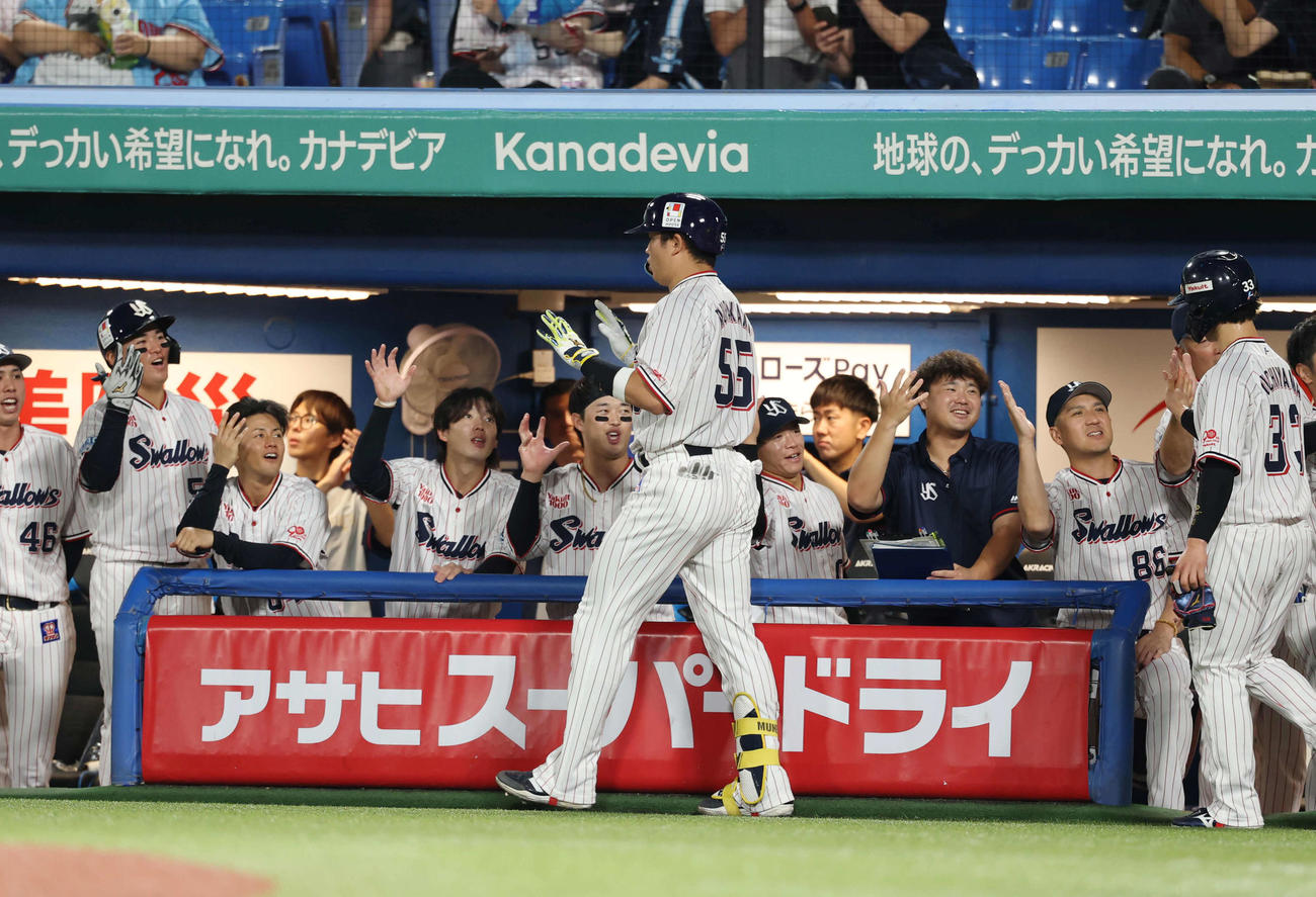 ヤクルト対中日　4回裏ヤクルト無死一塁、本塁打を放ちナインの出迎えを受ける村上（手前）（撮影・増田悦実）