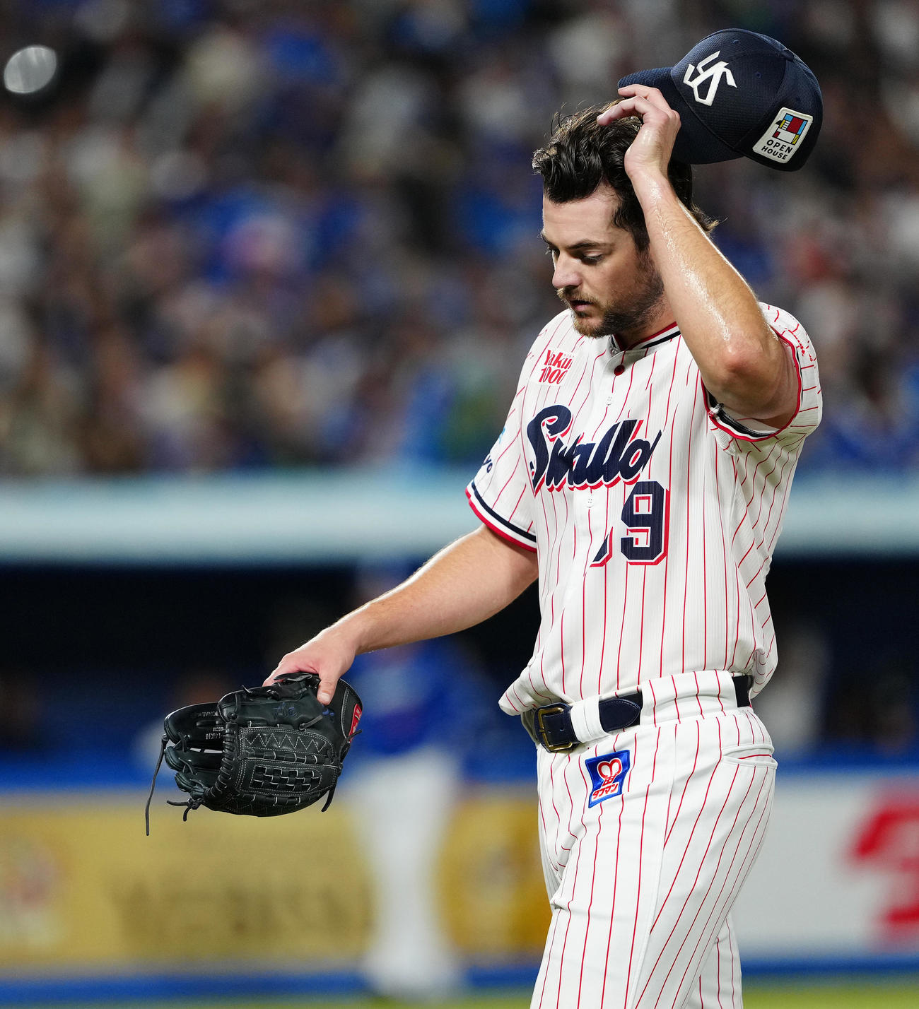 ヤクルト対中日　4回表を終え、悔しげな表情でベンチへ戻るヤクルト先発ランバート（撮影・鈴木みどり）