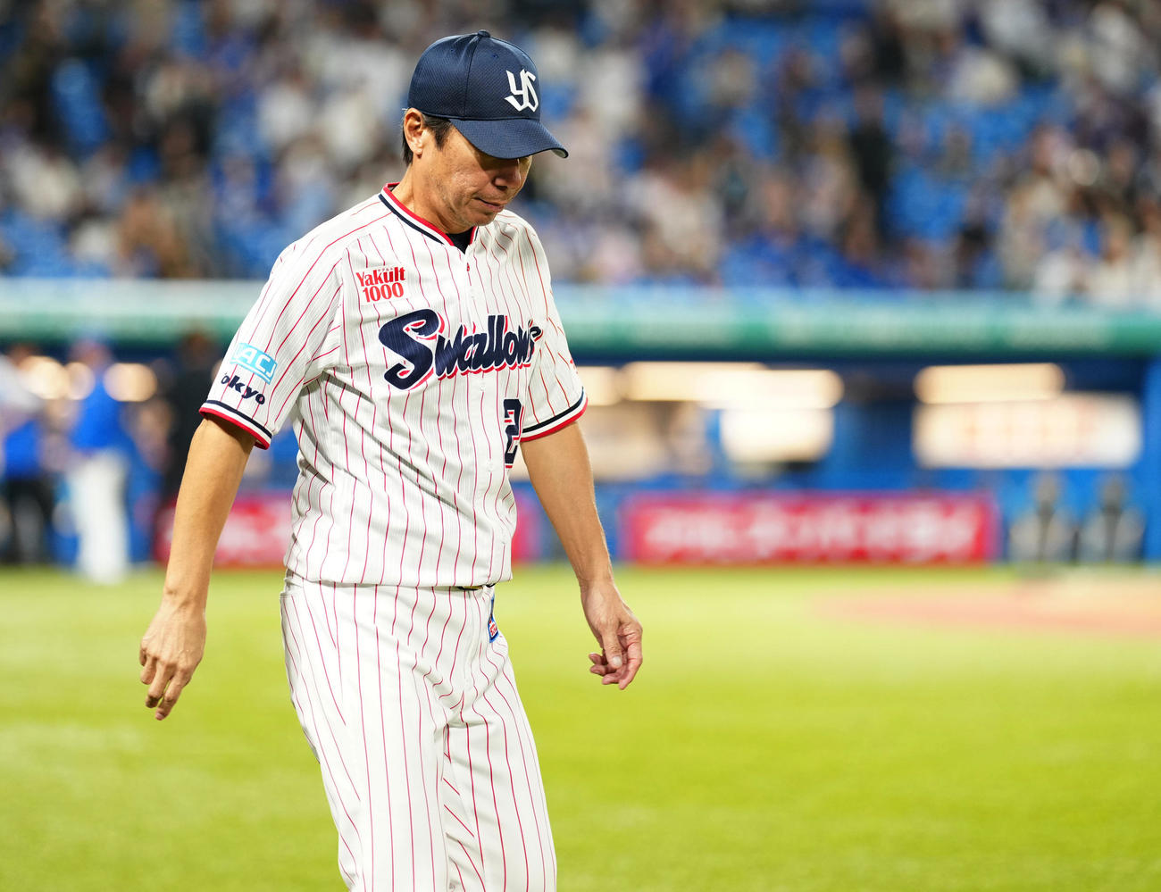 ヤクルト対中日　中日に敗れ、うつむきながら引き揚げるヤクルト高津監督（撮影・鈴木みどり）
