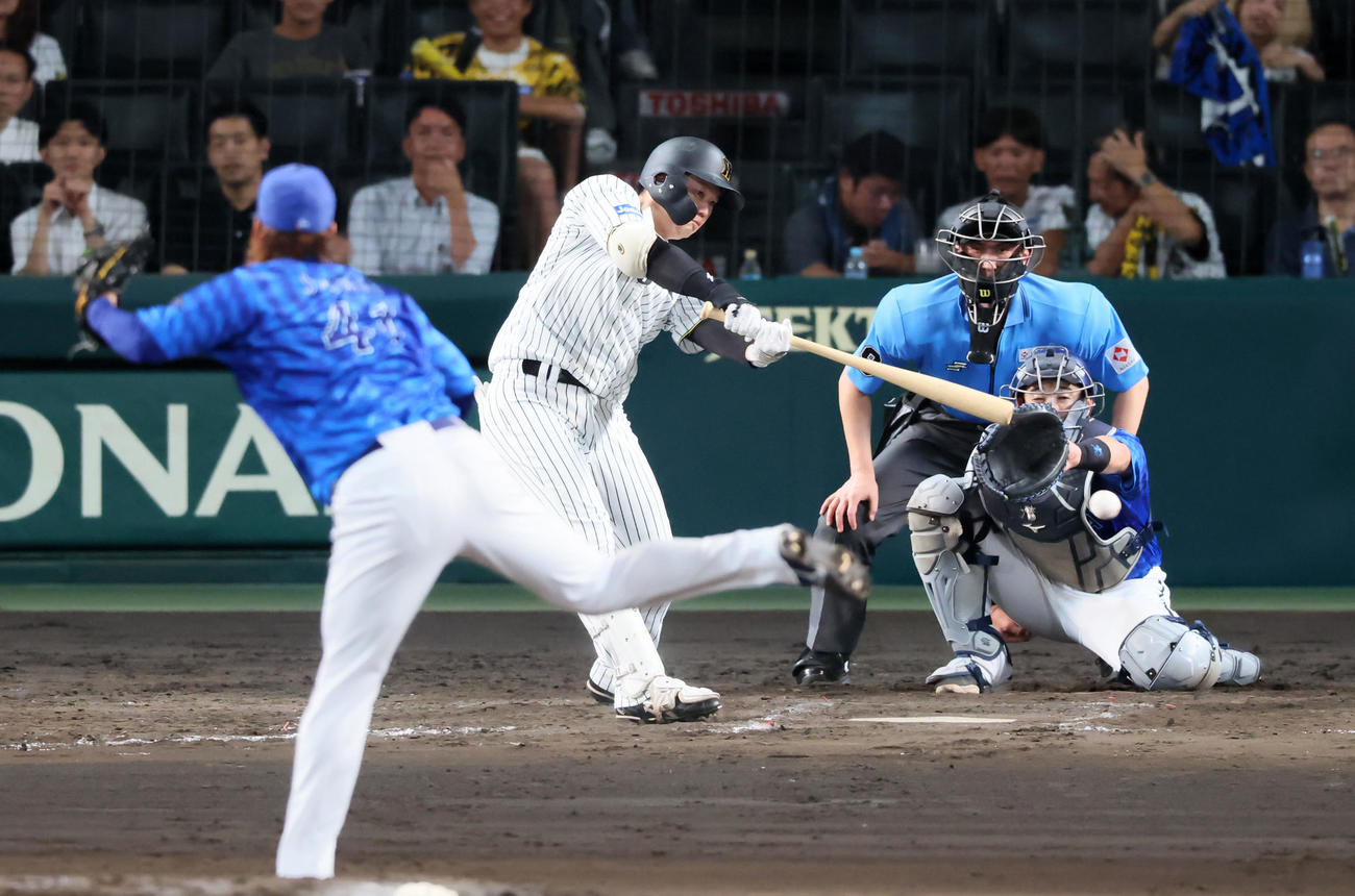 阪神対DeNA 9回裏阪神2死、楠本は左前打を放つ。投手佐々木（撮影・加藤哉）