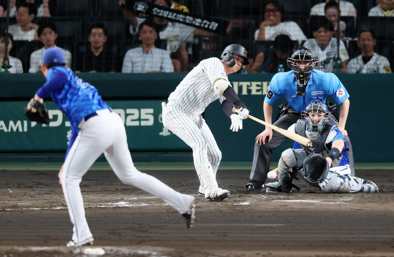 阪神対DeNA 77回裏阪神無死、代打楠本は一ゴロに倒れる。投手宮城（撮影・加藤哉）