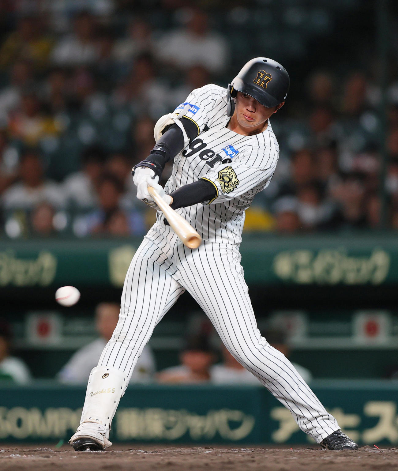 阪神対DeNA 9回裏阪神2死、楠本は左前打を放つ（撮影・上山淳一）