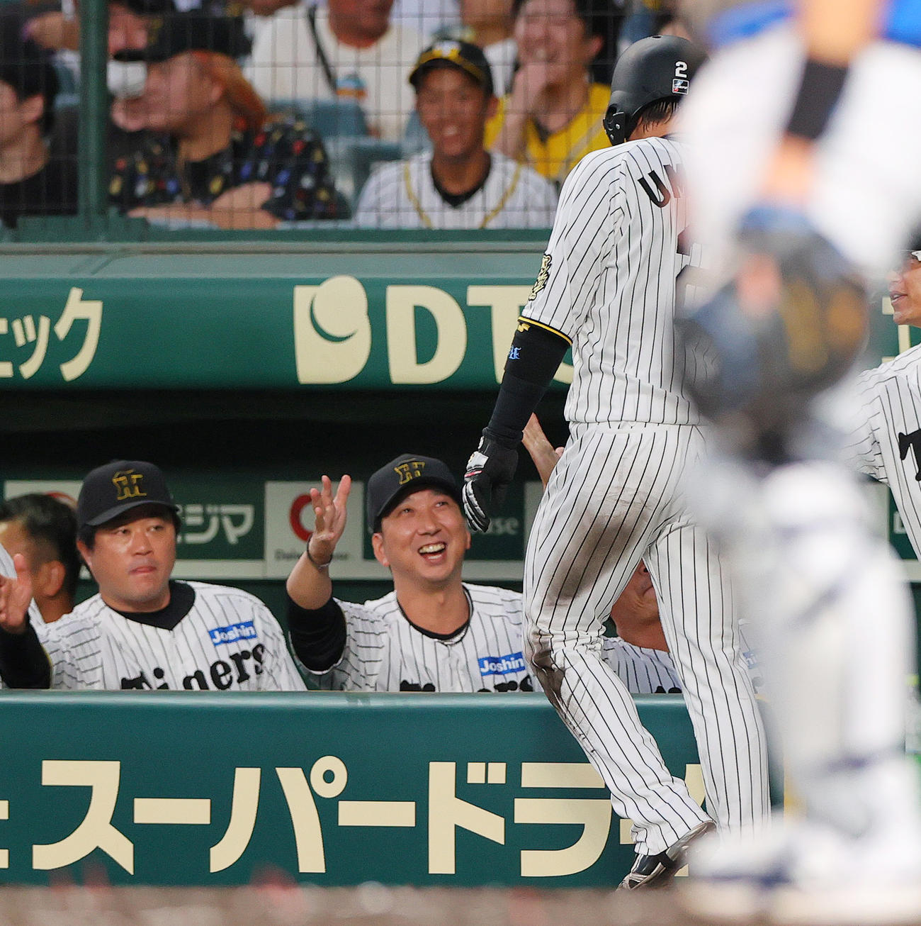 阪神対DeNA 1回裏阪神2死二塁、藤川監督（中央）は佐藤輝の右適時二塁打で生還の梅野（手前）を出迎える（2025年9月10日撮影）