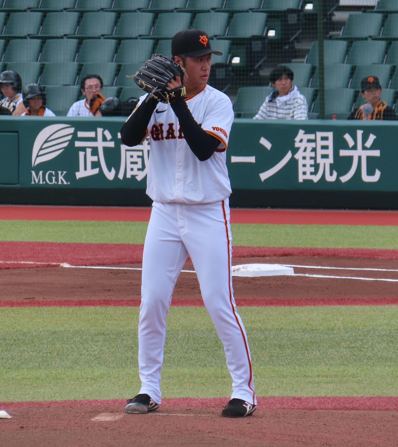 先発し力投する巨人西舘（撮影・水谷京裕）