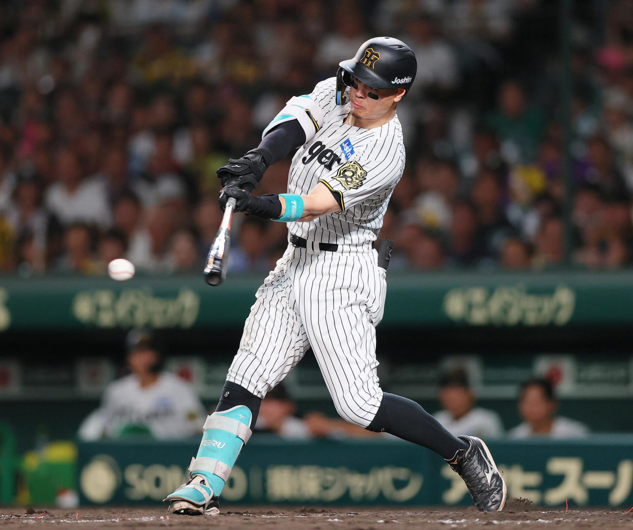 阪神対DeNA 5回裏阪神2死一塁、左前打を放つ佐藤輝（撮影・上山淳一）