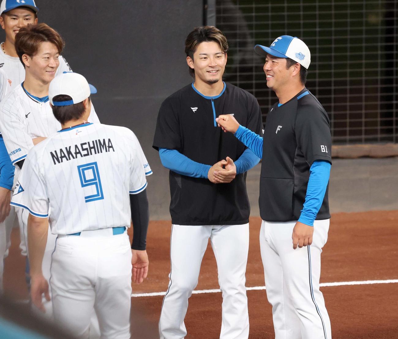 日本ハム対オリックス　1軍に合流した横尾2軍打撃コーチ（右端）（撮影・黒川智章）