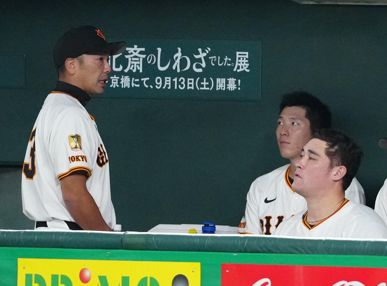 巨人対広島　5回表終了後、ベンチで巨人先発戸郷（後方右）に声をかける阿部監督（撮影・江口和貴）