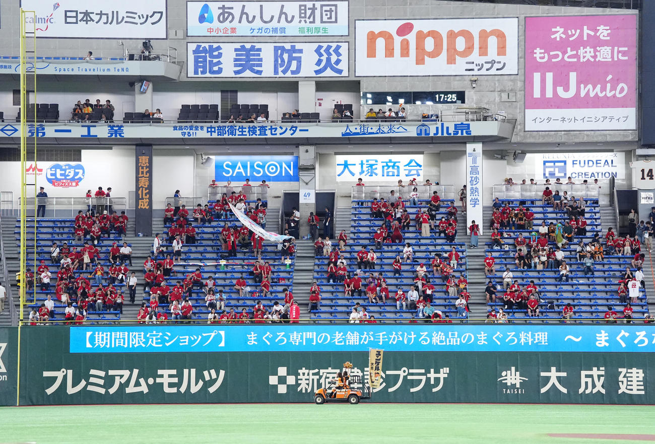 巨人対広島　試合開始前、先発出場選手発表の時、豪雨の影響か空席が目立つ広島の応援席（撮影・江口和貴）
