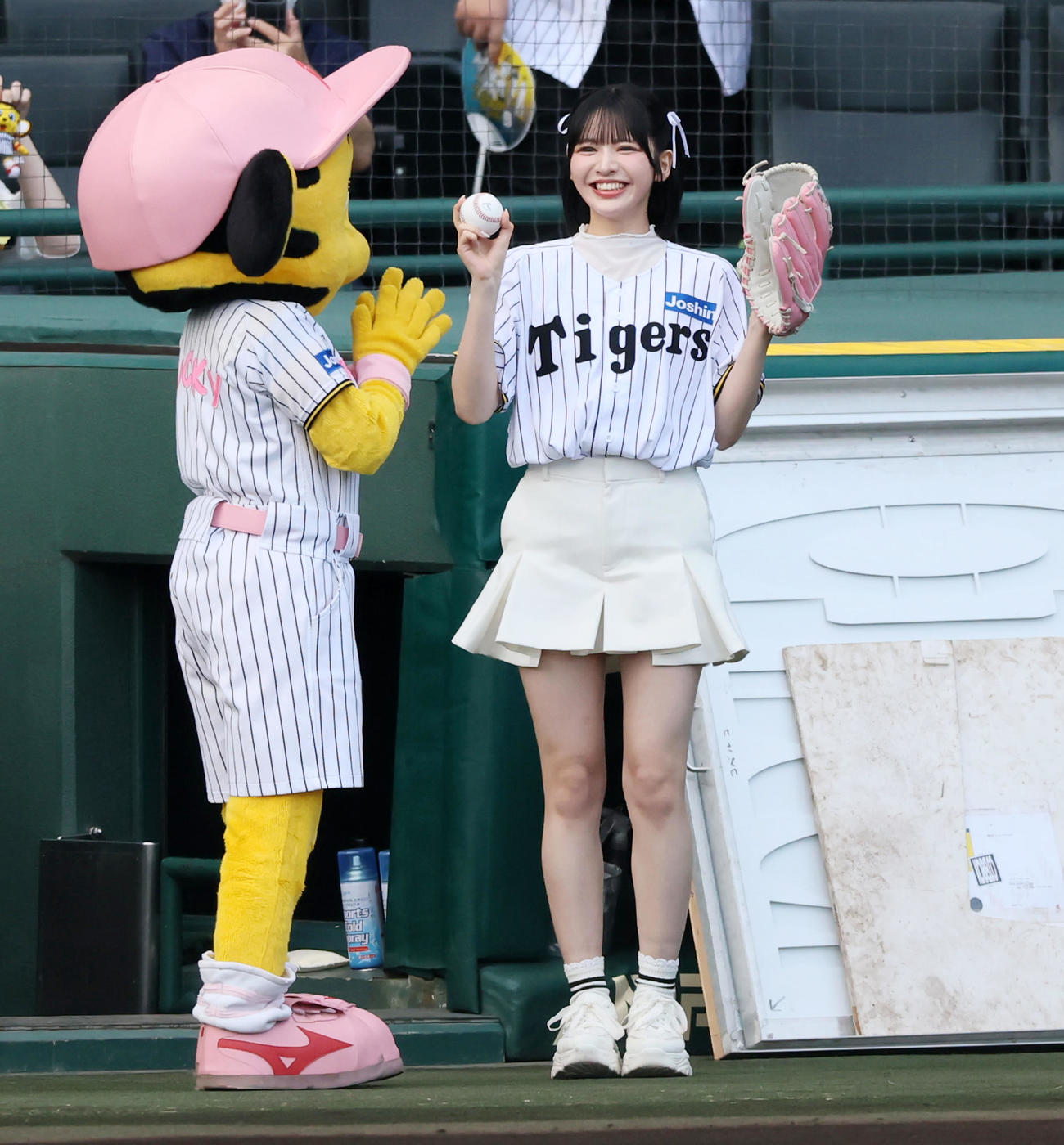 阪神対DeNA　ファーストピッチセレモニーに登場したFRUITS ZIPPERの鎮西寿々歌（撮影・加藤哉）