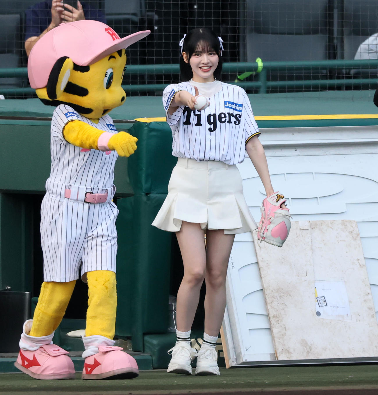 阪神対DeNA　ファーストピッチセレモニーに登場したFRUITS ZIPPERの鎮西寿々歌（撮影・加藤哉）