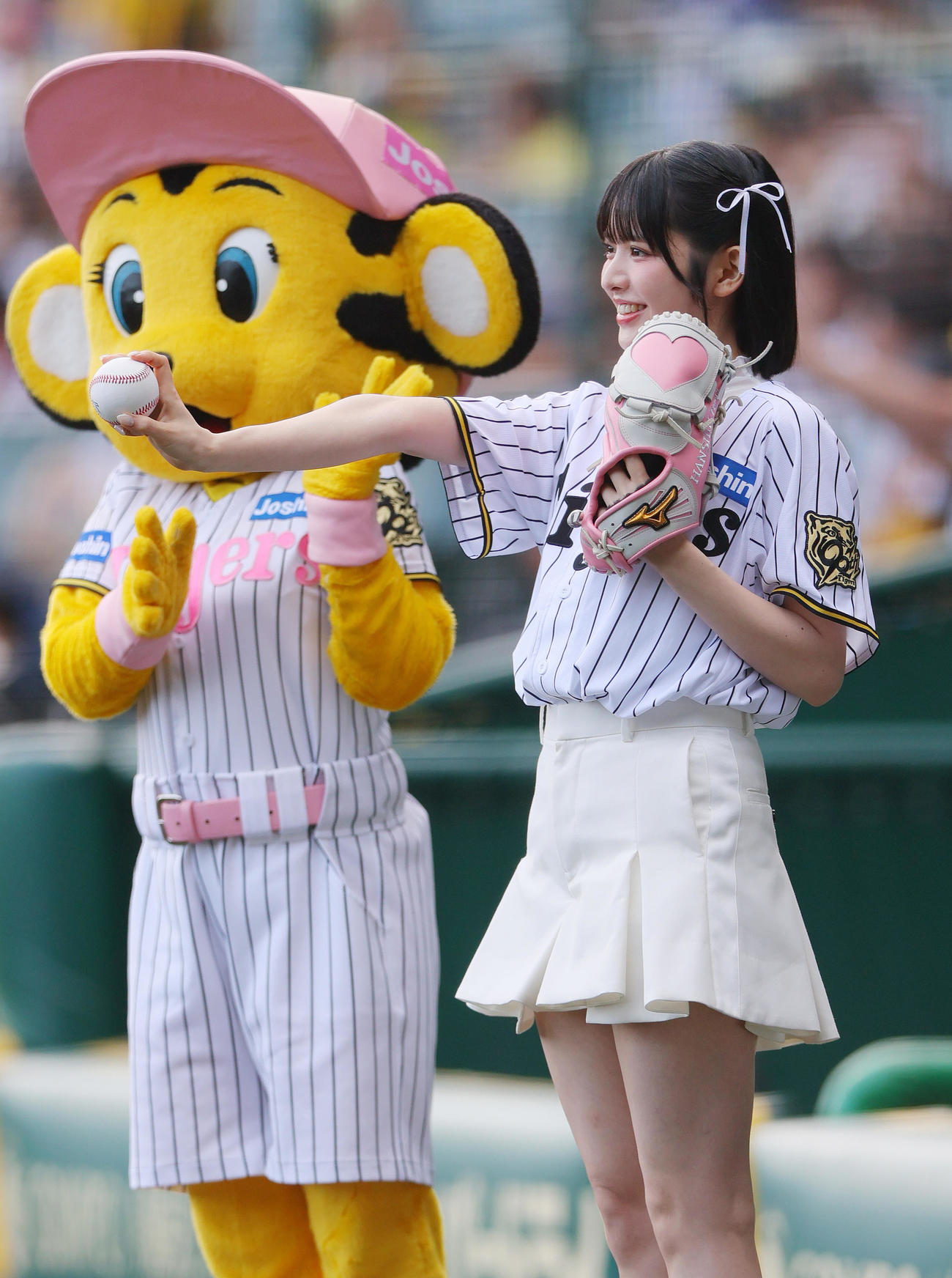 阪神対DeNA　ファーストピッチに臨むFRUITS ZIPPERの鎮西寿々歌（撮影・上山淳一）