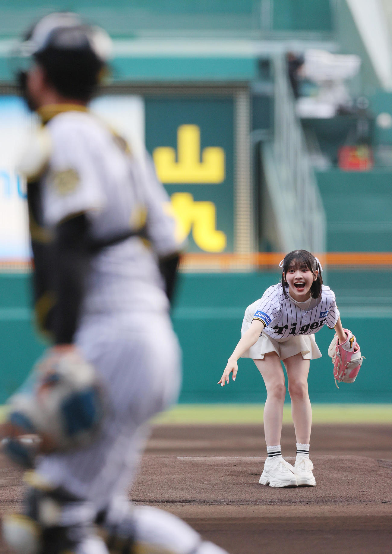 阪神対DeNA　ファーストピッチで投球するFRUITS ZIPPERの鎮西寿々歌（撮影・上山淳一）