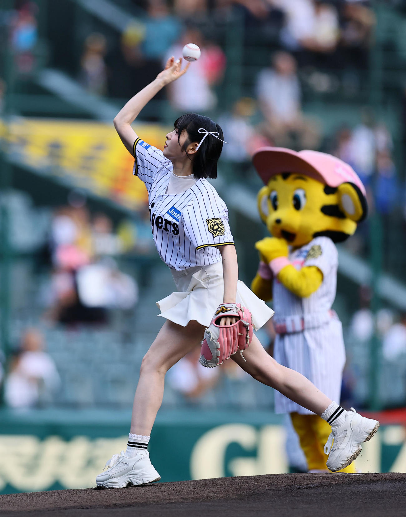 阪神対DeNA　ファーストピッチを務めるFRUITS ZIPPERの鎮西寿々歌（撮影・藤尾明華）